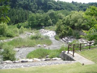 公園の通り横には与田切川が流れいます
