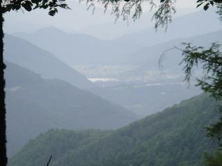 遠くに美和湖が見えます
