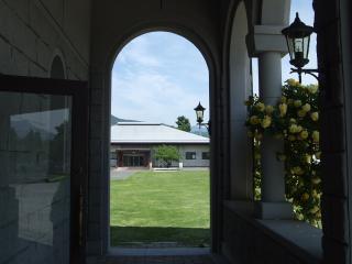 豊科近代美術館　入口から東を眺める
