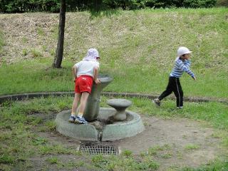 緑ヶ丘公園　水を飲む子供