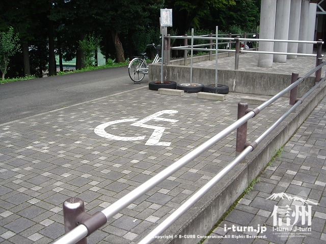 身障者用の駐車場は入口の前にあります。