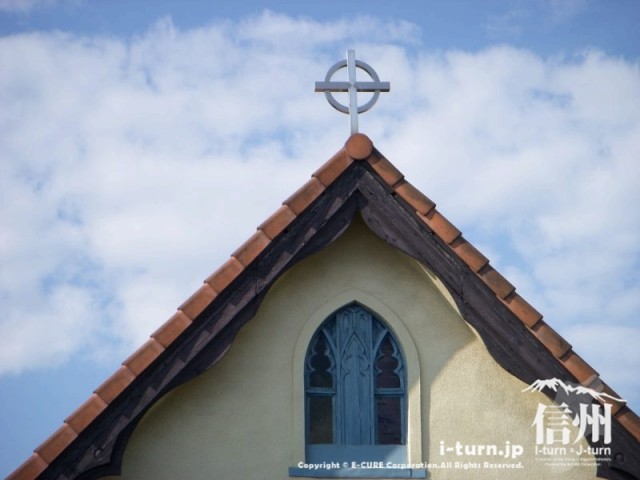 教会の屋根には十字架