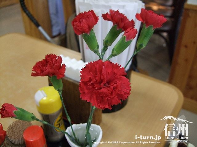 テーブルには生花が飾られています