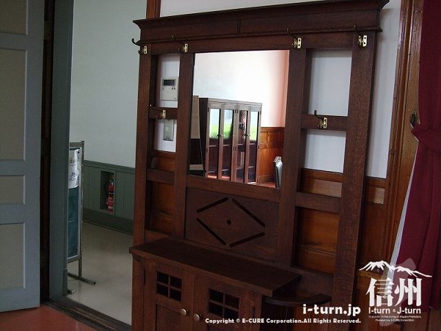 旧制松本高校の復元校長室にある鏡台？