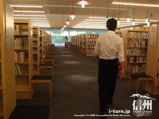 安曇野市中央図書館　一般図書コーナー
