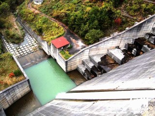 箕輪ダムの放流口