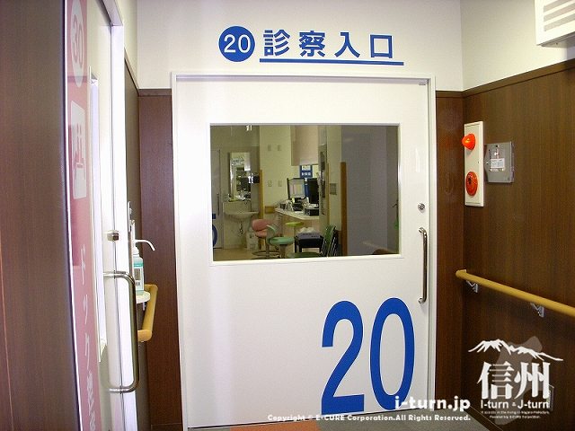 藤森病院　診察入口のドアが閉まっているところ