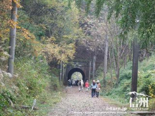 旧国鉄篠ノ井線廃線敷　漆久保トンネルには人がいっぱい