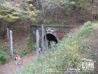 旧国鉄篠ノ井線廃線敷　漆久保トンネルを上から