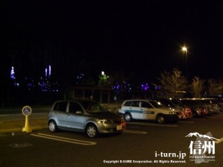 イルミネーションが見える夜の駐車場
