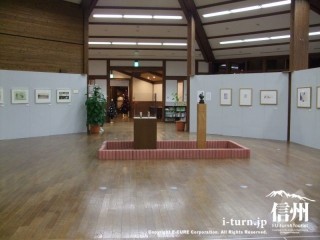 多目的ホールでは安曇野に点在する各美術館の美術作品展示