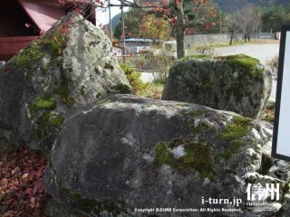 高瀬ダムに使われている岩石と同じものが庭に展示されている