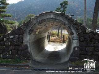 「木レンガ」トンネルを復元したもの