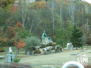 高瀬渓谷緑地公園の竜に乗った泉小太郎の像
