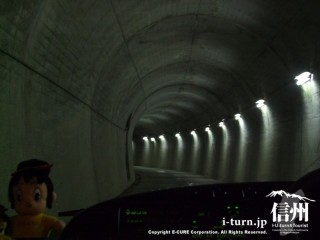 発電所へと続くトンネル