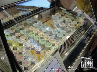 カップアイスクリームが販売されているショーケース