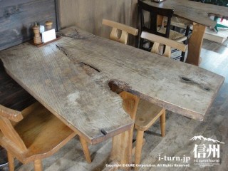 変わった形の木製テーブル