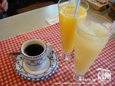 コーヒー、オレンジジュース、グレープフルーツジュース