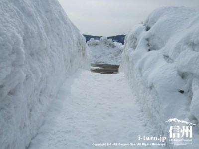 2メートルくらいある雪の壁
