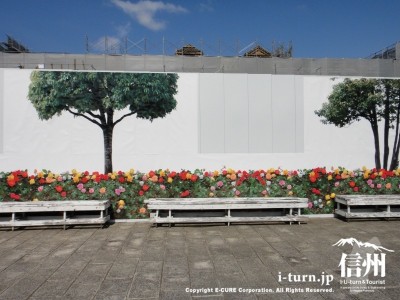 バラと木が描かれた壁