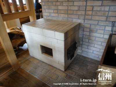 レンガを積み上げて作られている暖炉