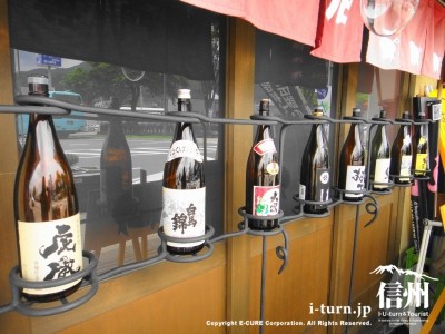 日本酒の瓶が並ぶ