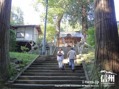 新海三社神社を訪れる観光客