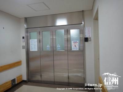手術室前の扉