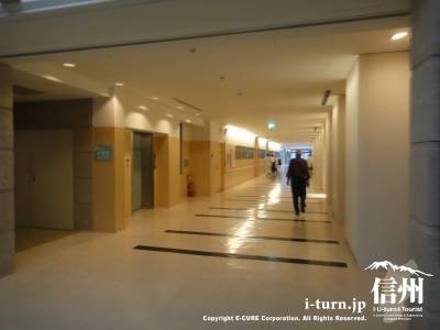 長野市民病院の広い廊下