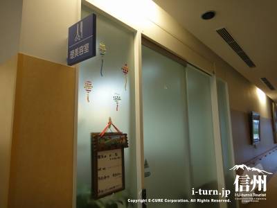 長野市民病院内にある理容室の入口