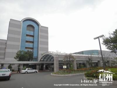 長野市民病院外観正面入口