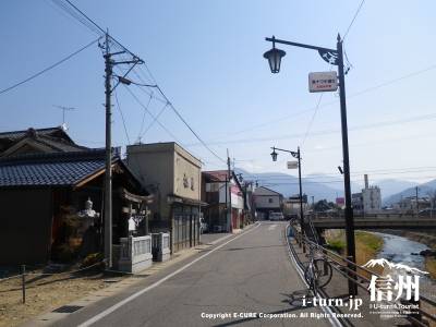 鎮神社の前の道