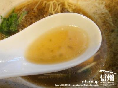 小太郎ラーメンのスープ