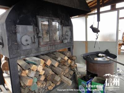 おやきを焼く薪のオーブン