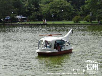 塩沢湖・湖面に浮かぶボートⅢ