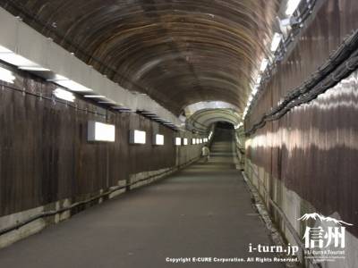 駅へと続くトンネル