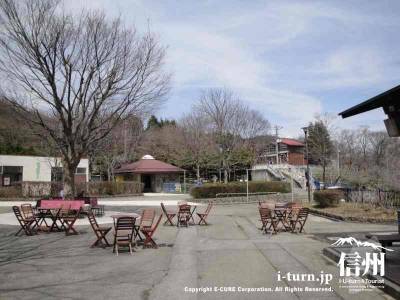 茶臼山動物園園内の休憩スペース