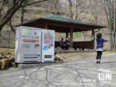茶臼山動物園内に自動販売機もありました。