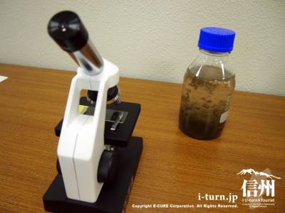 顕微鏡と活性汚泥サンプル